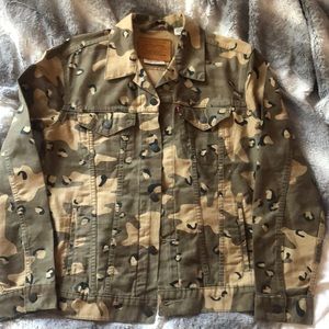 Levi’s Desert Camouflage Trucker Jacket Sz md New!